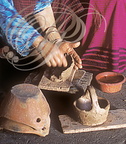 SEJNANE (Kroumirie) - poterie en terre crue : le modelage