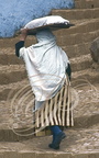 CHEFCHAOUENNE - femme portant le pain