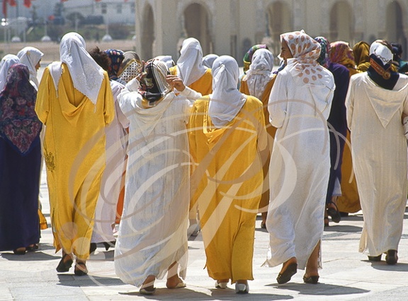 CASABLANCA - Femmes en djellaba devant la Mosquée Hassan II