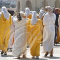 CASABLANCA Femmes_en_djellaba_devant_la-Mosquee_Hassan_II.jpg