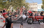 VALENCE d'AGEN - la GAI PRIDE 2014 : char des pompiers sous une pluie de confettis