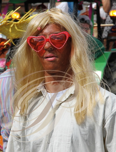 VALENCE d'AGEN - la GAI PRIDE 2014 : portrait ("blonde" aux lunettes rouges)