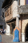 VALENCE d'AGEN - Place Nationale : fontaine modèle Neptune et maison à colombages du XVIIe siècle