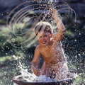 ENFANT de 4 ans jouant avec de l'eau