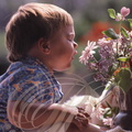 ENFANT de 18 mois découvrant des fleurs