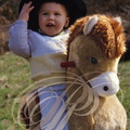 ENFANT de 18 mois sur un cheval à bascule