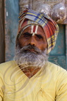 INDE (Uttar Pradesh) - AGRA : sadhu de la secte des Vishnouïtes (trois lignes verticales sur le front et vêtement jaune) - portrait
