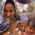 INDE (Madhya Pradesh) - KHAJURAHO : femme et son enfant (portraits)