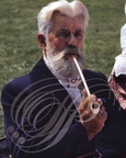 PAYS-BAS  (FRISE) - JOURE : mariage traditionnel (homme fumant la pipe traditionnelle après le repas)