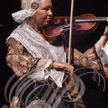 PAYS-BAS  (FRISE) - JOURE : mariage traditionnel (violoniste en costume traditionnel, portant le casque en or recouvert de dentelle)