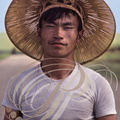 CHINE_MONGOLIE_INTERIEURE_est_du_Grand_Khingan_paysan_au_chapeau_de_paille_typique_portrait.jpg