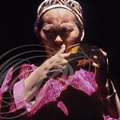 CHINE (MONGOLIE INTÉRIEURE) - ouest du Grand Khingan : femme nomade de la steppe buvant le lait de jument fermenté (portrait)