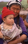 CHINE (MONGOLIE INTÉRIEURE) - ouest du Grand Khingan : femme nomade de la steppe et son enfant (portraits)