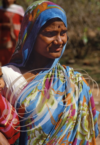 INDE (Madhya Pradesh) - KHAJURAHO : femme en sari bleu fleuri (portrait)