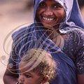 INDE (Madhya Pradesh) - KHAJURAHO : femme et son enfant (portrait) 