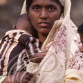 INDE_Madhya_Pradesh_KHAJURAHO_femme_et_son_enfant_portrait_.jpg