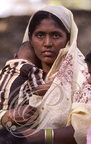 INDE (Madhya Pradesh) - KHAJURAHO : femme et son enfant (portrait) 