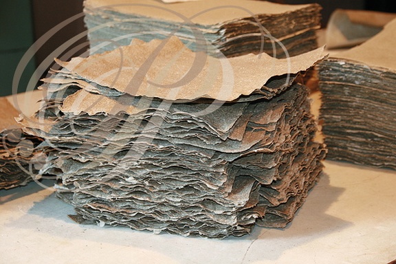 BROUSSE ET VILLARET ( Aude) - MOULIN à papier :  feuilles de papier séchées empilées