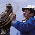 KAZAKHSTAN (ouest d'Almaty) : bürtkitshi (aiglier ou chasseur à l'aigle) et son aigle royal