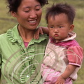 CHINE (MONGOLIE INTÉRIEURE) - est du Grand Khingan : village de MOGUCH (femme et son enfant - portrait)