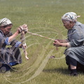 CHINE (MONGOLIE INTÉRIEURE) - ouest du Grand Khingan : femme nomade de la steppe préparant des trippes de mouton