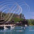 Lac_HEVIZ_Monts_Bakony_les_pontons_de_repos_dominant_le_lac.jpg