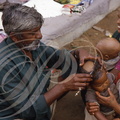 INDE (Madhya Pradesh) - KHAJURAHO : barbier œuvrant dans la rue