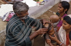 INDE (Madhya Pradesh) - KHAJURAHO : barbier œuvrant dans la rue
