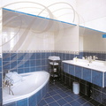 SAINT-PAUL-d'ESPIS -  Manoir Saint-Jean : une salle de bain avec douche et baignoire