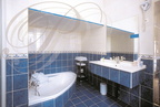SAINT-PAUL-d'ESPIS -  Manoir Saint-Jean : une salle de bain avec douche et baignoire