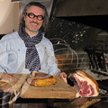 "Chez Ernest" à Montauban (82) : Antoine Dominguez présentant des côtes de bœuf de race Angus, grillées dans la cheminée