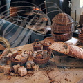 "Chez Ernest" à Montauban (82) : table pour la découpe du pain de campagne et la cheminée