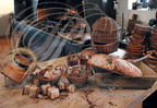 "Chez Ernest" à Montauban (82) : table pour la découpe du pain de campagne et la cheminée