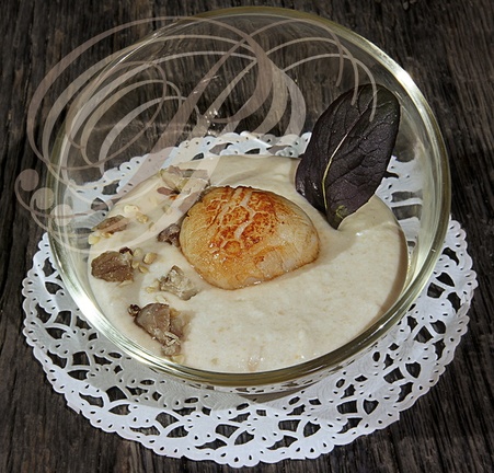 Royale de SAINT-JACQUES snackée sur une crème de haricots tarbais, éclats de châtaignes et de noisettes ("Chez Ernest" à Montauban - 82)