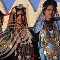 FOUM TATAOUINE (Tunisie) - Festival des ksour : portraits de femmes en costumes de fête arborant les "rihana" (longues "chaines du bonheur")