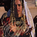 FOUM_TATAOUINE_Tunisie_Festival_des_ksours_portrait_de_femme_arborant_les_longues_chaines_rihana_chaines_du_bonheur_.jpg