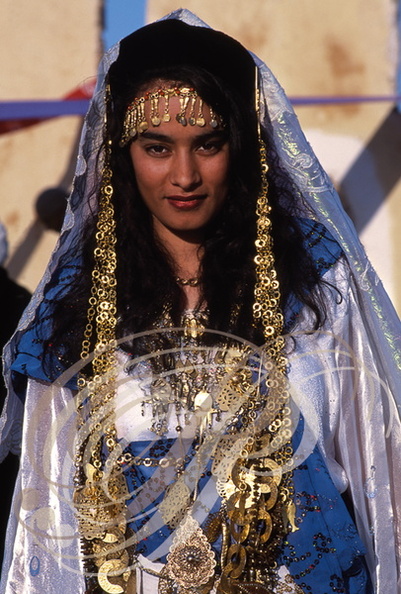 FOUM_TATAOUINE_Tunisie_Festival_des_ksours_Portrait_de_femme_portant_les_rihana_chaines_du_bonheur.jpg