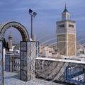 TUNIS - terrasse couverte de céramiques (à gauche : minaret de la mosquée turque - à droite : minaret de la mosquée Zitouna)