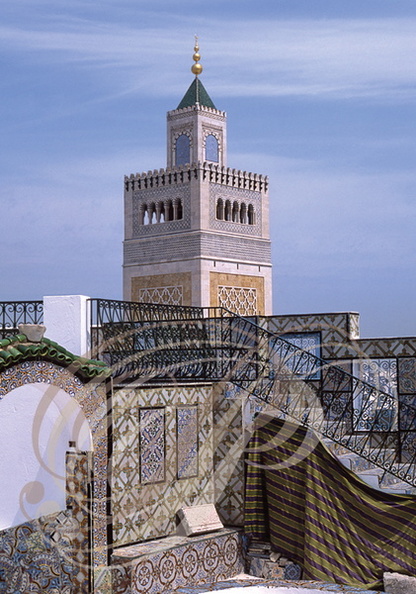 TUNIS_terrasse_couverte_de_ceramiques_minaret_de_la_mosquee_Zitouna.jpg
