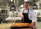 AGEN - restaurant "LA TABLE d'ARMANDIE" de Michel Dussau : le chef en cuisine découpant un financier aux pommes caramélisées