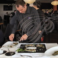 AGEN - restaurant "LA TABLE d'ARMANDIE" de Michel Dussau : service d'une dorade au safran en salle