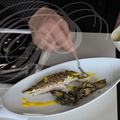 AGEN - restaurant "LA TABLE d'ARMANDIE" de Michel Dussau : service en salle (dressage d'une dorade à la sauce safranée)