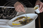 AGEN - restaurant "LA TABLE d'ARMANDIE" de Michel Dussau : service en salle (dressage d'une dorade à la sauce safranée)
