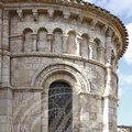 AGEN - cathédrale Saint-Caprais : absidiole romane couronnée de modillons (corbeaux en pierre sculptée)