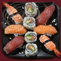 ASSIETTE de la MER : NIGIRIS SUSHIS au saumon,  thon et crevette - MAKIS SUSHIS au saumon,  avocat, feuilles d'algue et riz vinaigrè (restaurant OKINAWA à Montauban - 82)