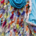 CARNAVAL_DE_VENISE_2015_detail_de_costume_cape_ornee_de_plumes_multicolores.jpg