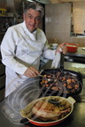  SAINT-FÉLIX-LAURAGAIS (31) - Auberge du Poids Public : le chef Claude Taffarello préparant une côte de veau aux morilles