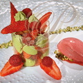 FRAISES et FRAMBOISES : Harmonie pistache fruits rouges en opaline, sorbet fruits rouges (Auberge du Poids Public de Claude Taffarello à Saint-Félix-Lauragais - 31)