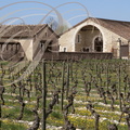 CIEURAC - Domaine de HAUTE-SERRE : les Chais et le restaurant au milieu des vignobles (appellation CAHORS) 