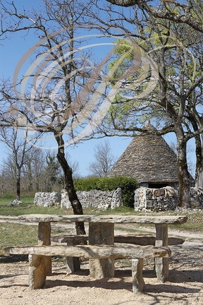 Parc Naturel Régional des Causses du Quercy : Causse de Limogne - environs de LALBENQUE : aire de pique-nique amenagee en pierres monolithiques devant la caselle de Nouel